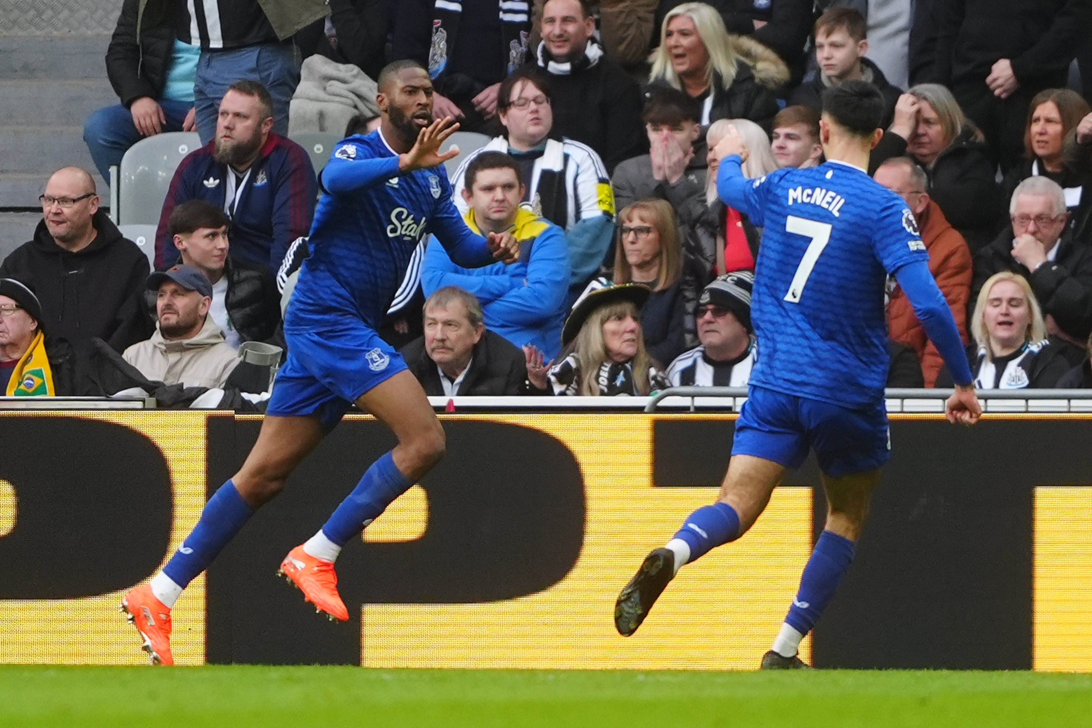 Beto marcou o segundo gol do Everton após chute de Dwight McNeill