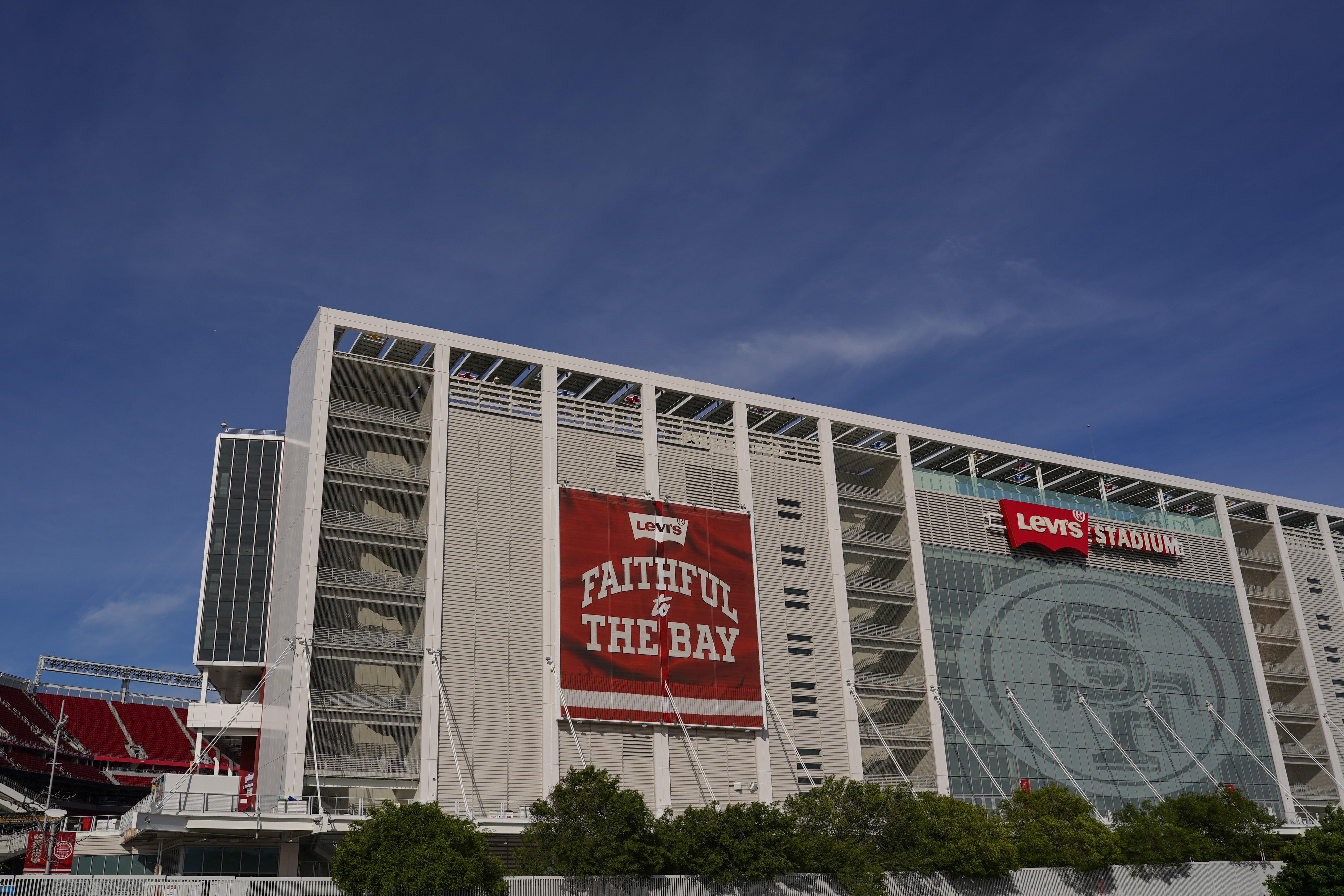 சிம்ப்கின்ஸ் சகோதரி, லெவிஸ் ஸ்டேடியத்திற்கு அருகில் ஒரு உடல் இருப்பதைப் பற்றி ஒரு அந்நியன் போலீஸ் ஸ்கேனர் ஆடியோவைப் பகிர்ந்தபோது தான் அறிந்ததாகக் கூறினார்.