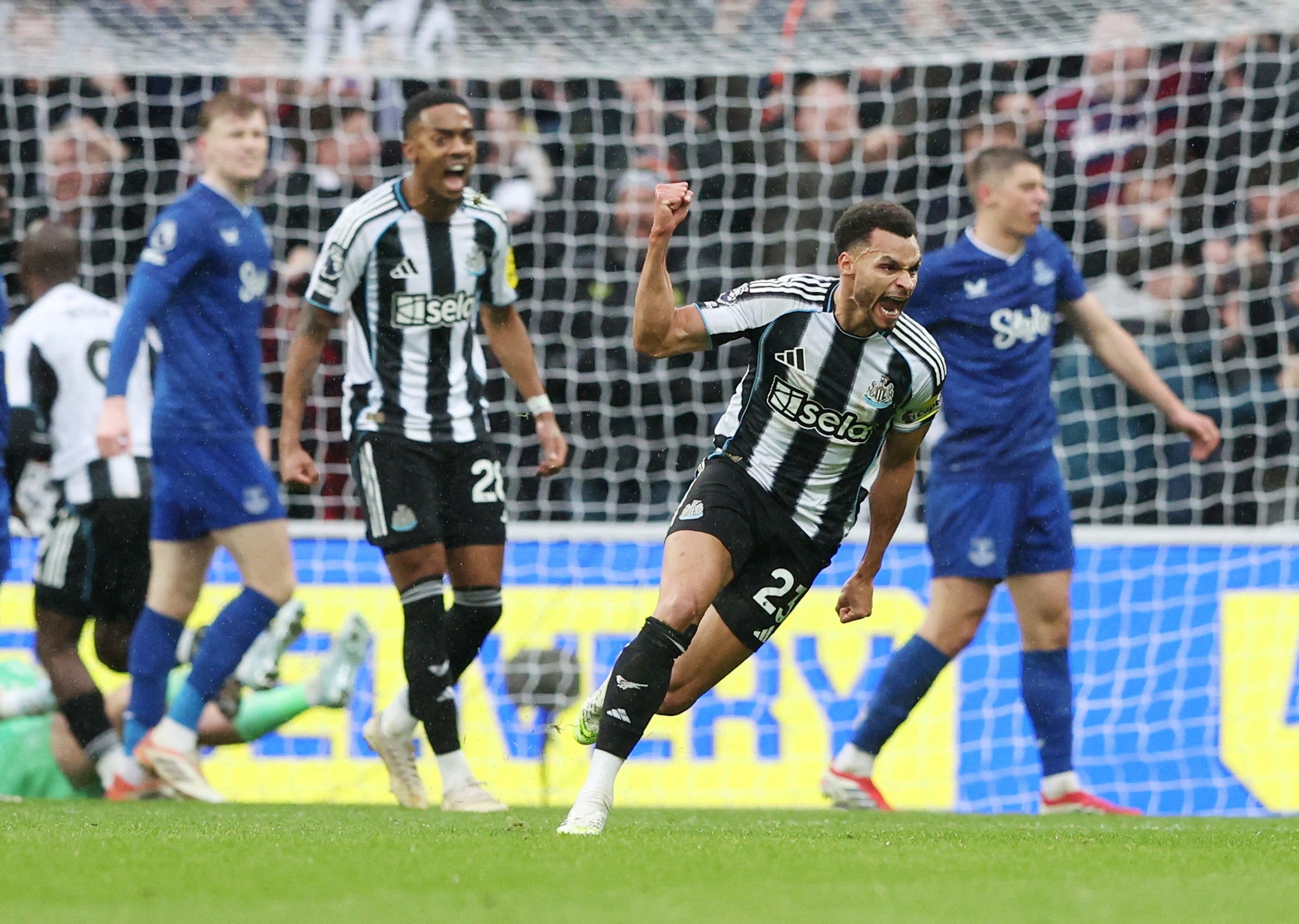 Jacob Murphy parece ter garantido um ponto ao Newcastle