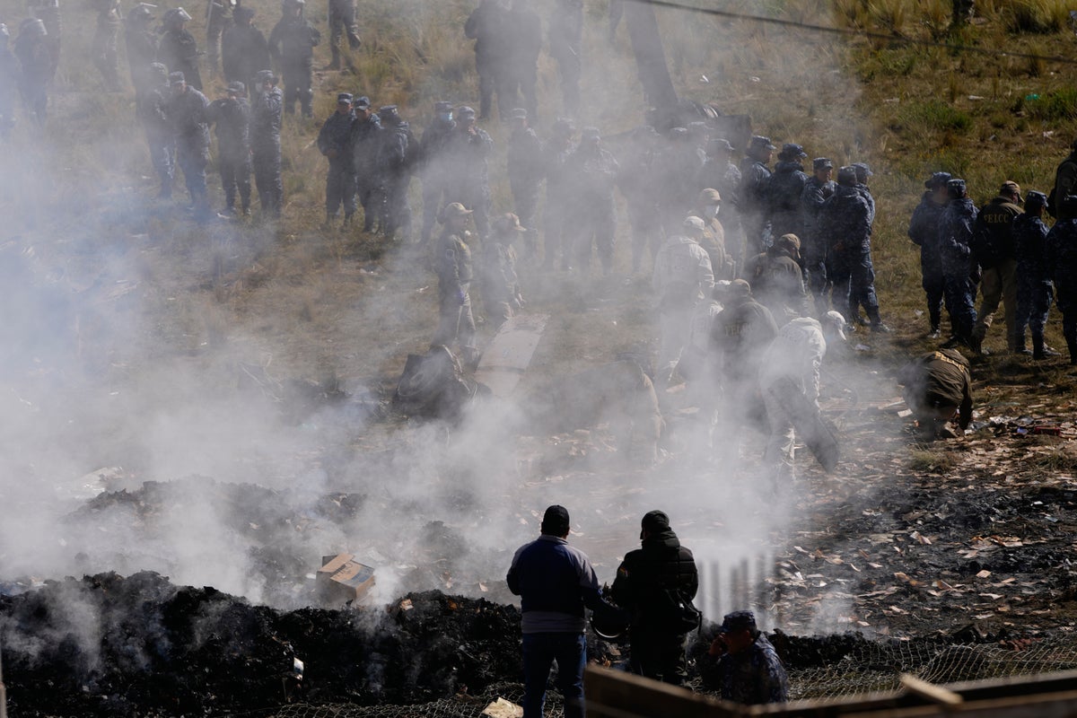 Death toll rises to 22 after cargo plane carrying money crashes near Bolivia’s capital – UK Times Death toll rises to 22 after cargo plane carrying money crashes near Bolivia’s capital – UK Times