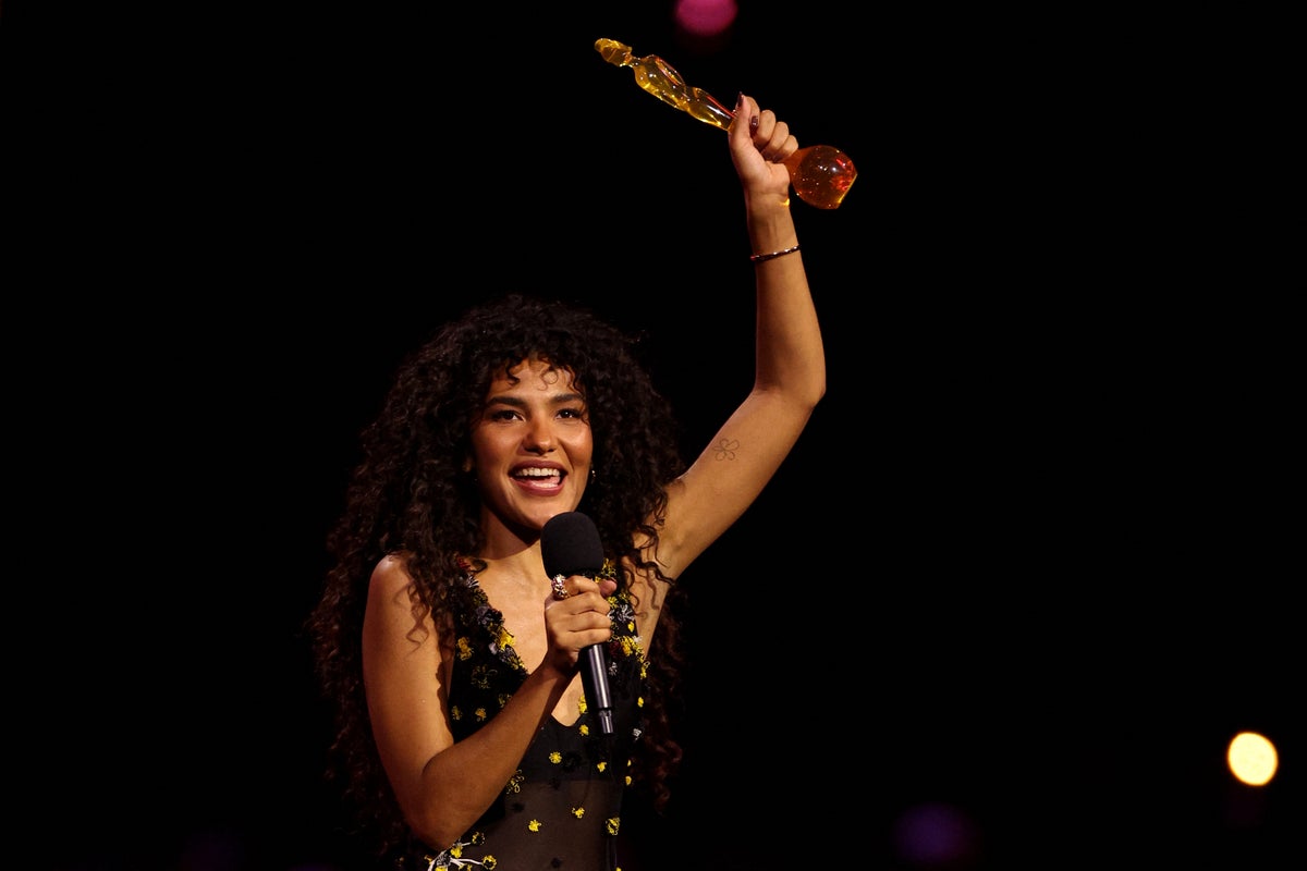 Olivia Dean preaches ‘the art of loving’ as she sweeps 2026 Brit Awards – UK Times Olivia Dean preaches ‘the art of loving’ as she sweeps 2026 Brit Awards – UK Times