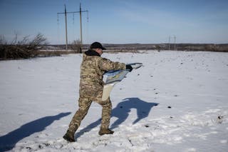 Um membro da unidade de operações especiais 'Typhoon' dos sistemas não tripulados da Guarda Nacional da Ucrânia configura um drone para lançamento em 27 de fevereiro de 2026 na região de Kharkiv, Ucrânia