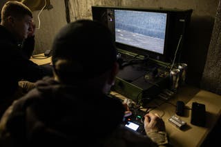 À medida que os drones dominam a guerra entre a Ucrânia e a Rússia, as linhas de frente reforçadas dão lugar a vastas “zonas de morte”