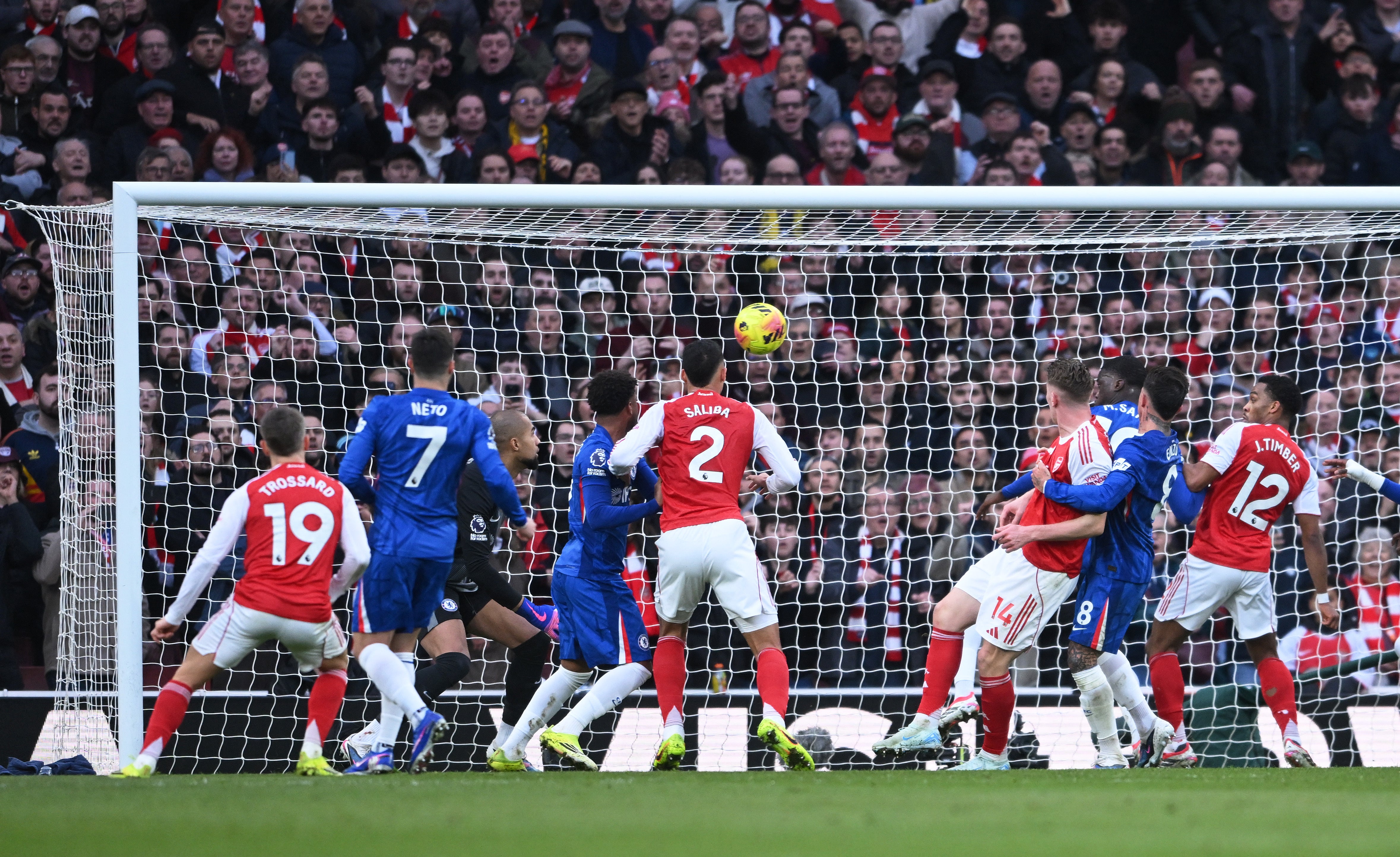O cabeceamento de William Saliba abriu o placar e o Arsenal voltou a marcar em uma bola parada.