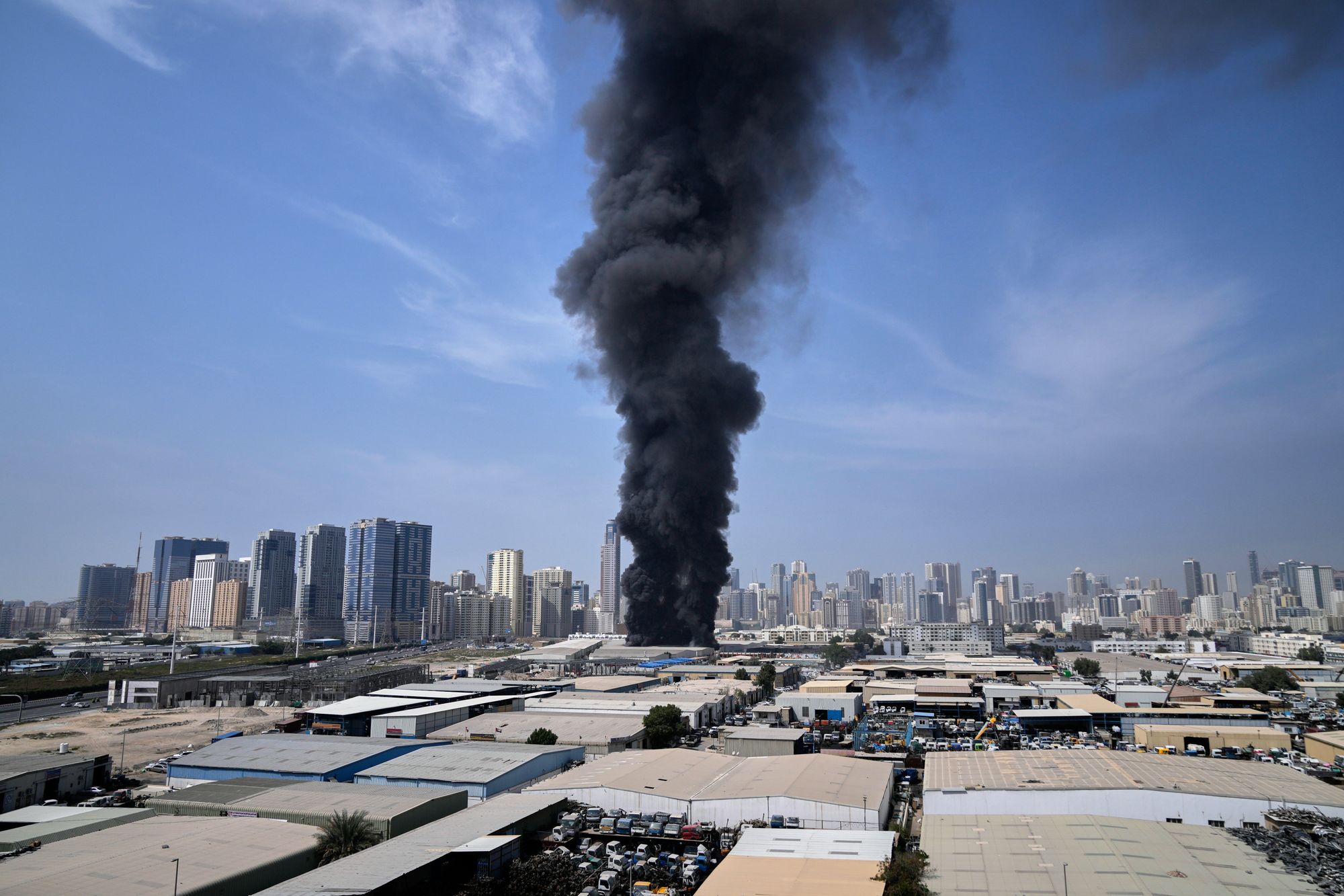 Nuvens negras de fumaça sobem de um armazém na área industrial de Sharjah, Emirados Árabes Unidos, após relatos de um ataque iraniano em Dubai, Emirados Árabes Unidos, domingo, 1º de março de 2026.