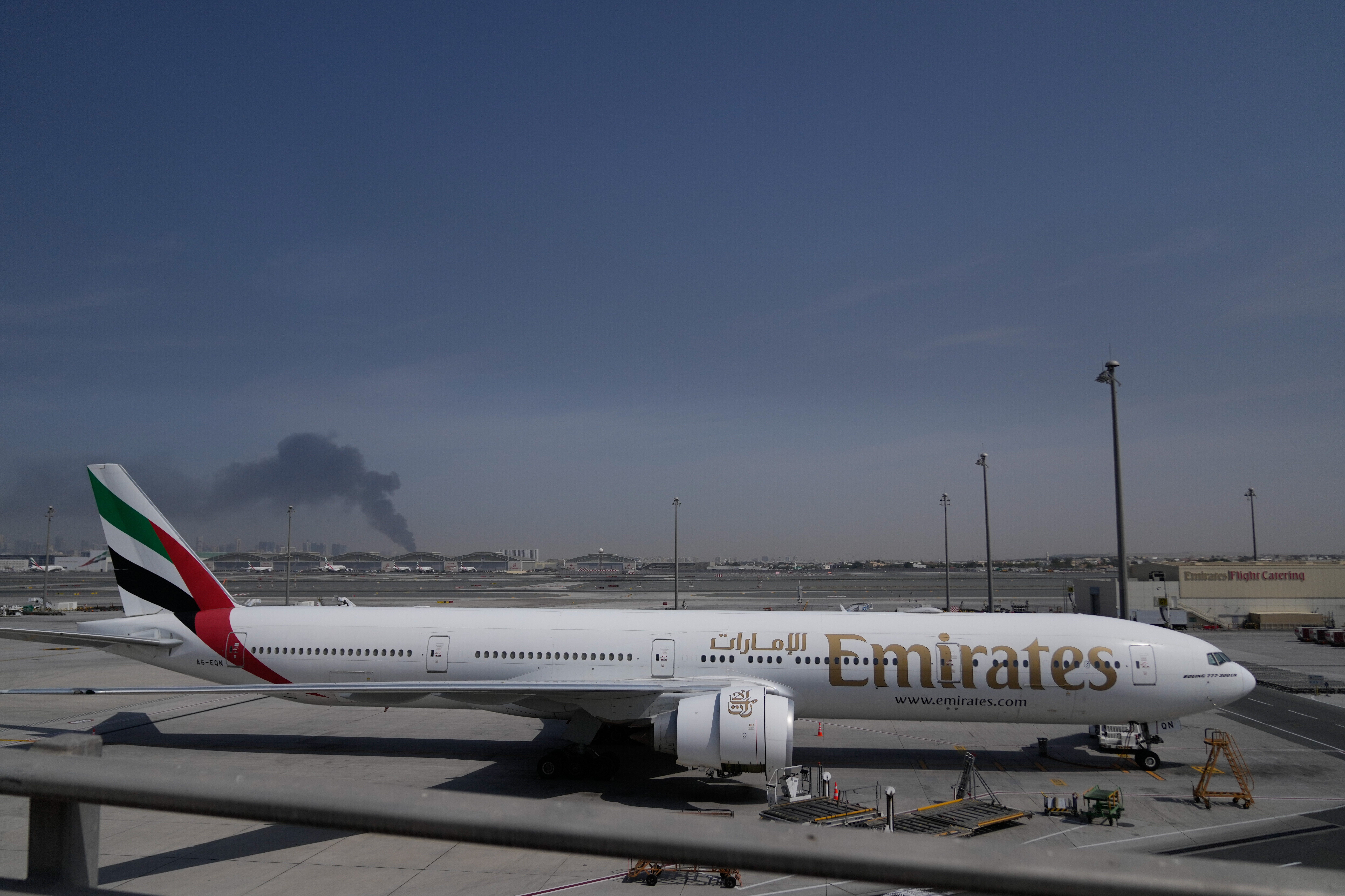 Uma aeronave da Emirates é vista estacionada no Aeroporto Internacional de Dubai após paralisação devido a um ataque iraniano, domingo, 1º de março de 2026, em Dubai, Emirados Árabes Unidos.