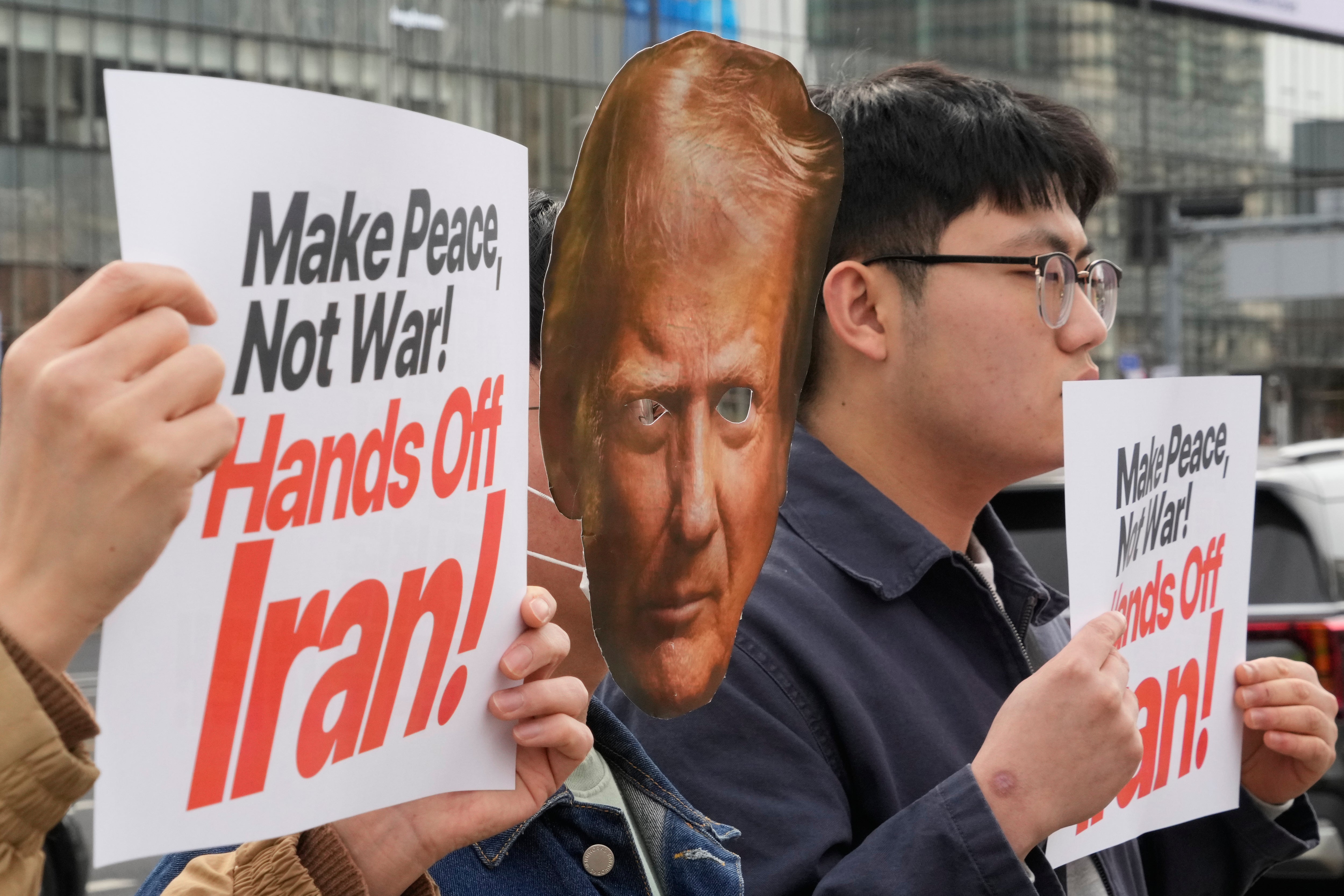 Apenas um em cada quatro americanos apoia os ataques aéreos de Trump contra o Irã, diz pesquisa