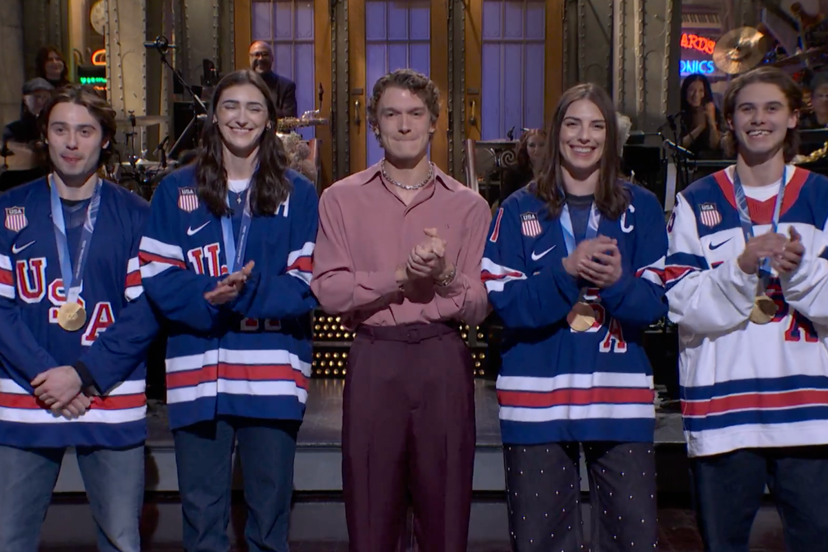 US women’s hockey stars poke fun at men’s team over Trump call in joint SNL appearance – UK Times US women’s hockey stars poke fun at men’s team over Trump call in joint SNL appearance – UK Times