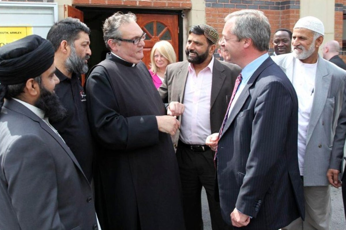 Nigel Farage branded ‘hypocrite’ after picture emerges of him meeting Labour activist Reform accuses of extremism – UK Times Nigel Farage branded ‘hypocrite’ after picture emerges of him meeting Labour activist Reform accuses of extremism – UK Times