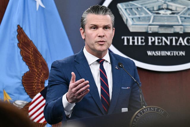 <p>El Secretario de Defensa, Pete Hegseth, estuvo vinculado a pastores nacionalistas cristianos e introdujo sesiones mensuales de oración en el Pentágono</p>