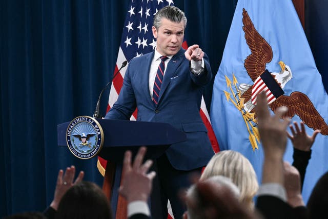 <p>El secretario de Defensa de EE. UU., Pete Hegseth, responde a las preguntas durante una rueda de prensa sobre la acción militar de EE. UU. en Irán, en el Pentágono en Washington, D. C., el 2 de marzo de 2026</p>