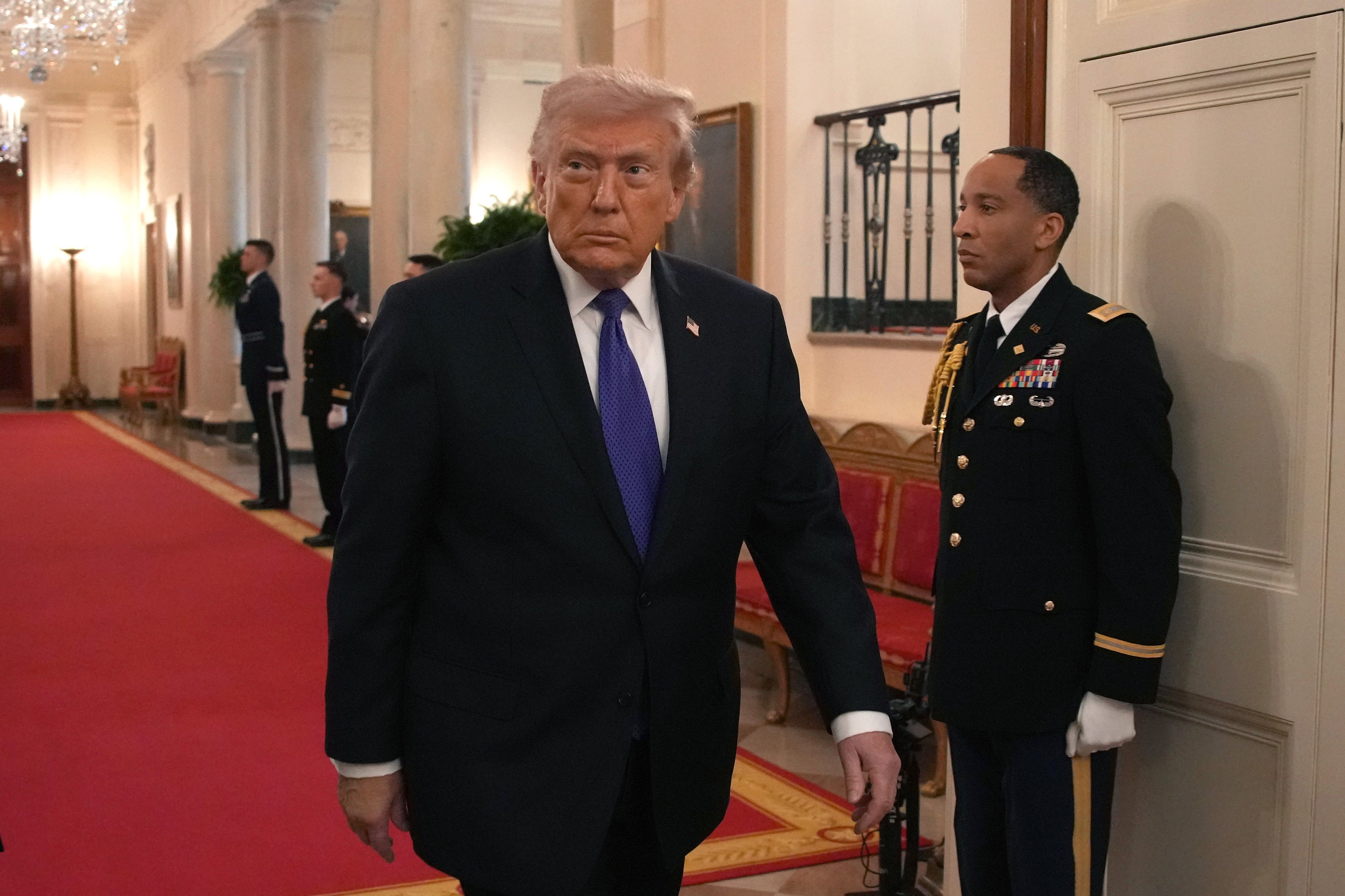 O presidente dos EUA, Donald Trump, chega para uma cerimônia da Medalha de Honra na Sala Leste da Casa Branca em 2 de março de 2026 em Washington, DC