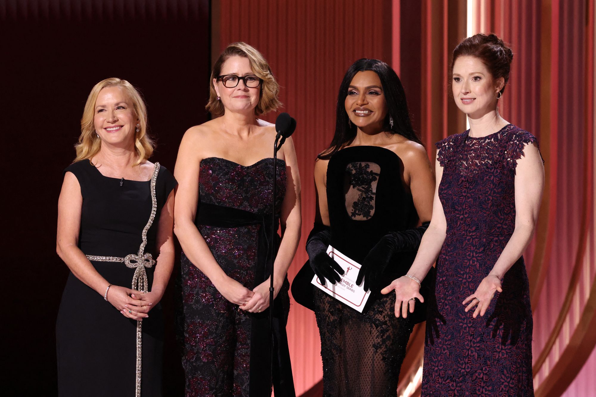 Angela Kinsey, Jenna Fischer, la sceneggiatrice Mindy Kaling ed Ellie Kemper consegnano il premio per la straordinaria interpretazione di un cast in una serie comica durante la 32esima edizione degli Annual Actor Awards