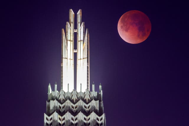 <p>La Luna se pone detrás de la Iglesia Metodista Unida de Boston Avenue durante un eclipse lunar total el martes 3 de marzo de 2026 en Tulsa, Okla. (Mike Simons /Tulsa World vía AP)</p>