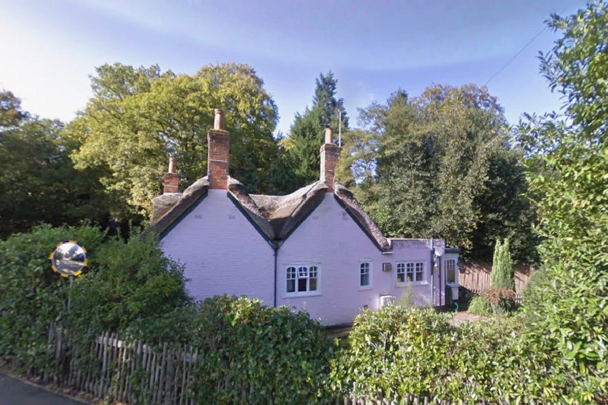 Andrew gives up lease on another royal home