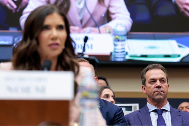 <p>Kristi Noem testifica durante una audiencia del Comité Judicial de la Cámara de Representantes en el edificio Rayburn House Office Building, el 4 de marzo de 2026 en Washington, D. C., mientras su esposo, Bryon Noem, observa</p>