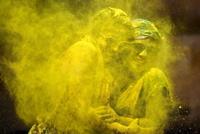 <p>Mujeres indias celebran la fiesta hindú de Holi en Mumbai</p>