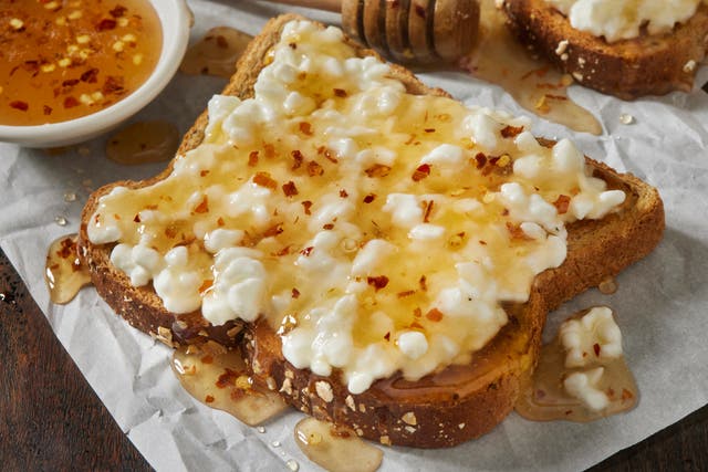 <p>Queso cottage con miel caliente: uno de los tentempiés ricos en proteínas que volvió a ser viral en TikTok</p>