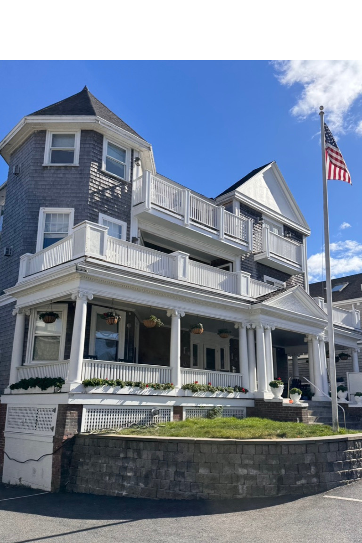 The Anchor Inn Beach House on Cape Cod is the venue for a reading retreat in October that leans into the haunted season