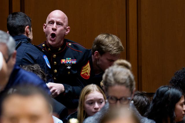 <p>Retiran al veterano de los Marines Brian McGinnis de una audiencia del Subcomité de Servicios Armados del Senado el miércoles</p>