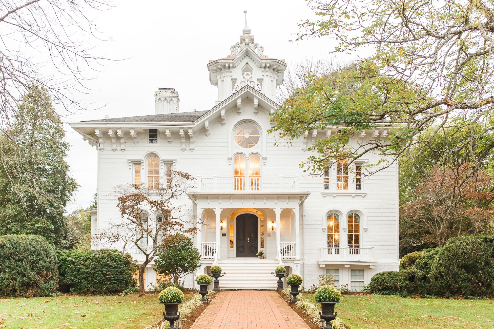 The beautiful Mayhurst Estate bed and breakfast runs several reading retreats a year