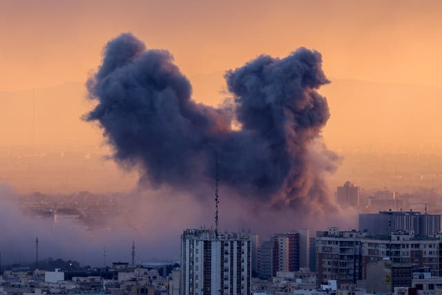 <p>Una columna de humo se eleva tras un ataque contra la capital iraní, Teherán</p>