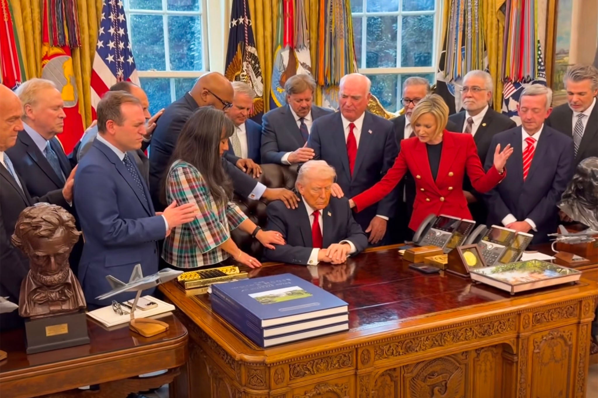 Trump, İran savaşında ABD'nin başarısı için dua etmek üzere Oval Ofis'te din adamlarıyla bir araya geldi.