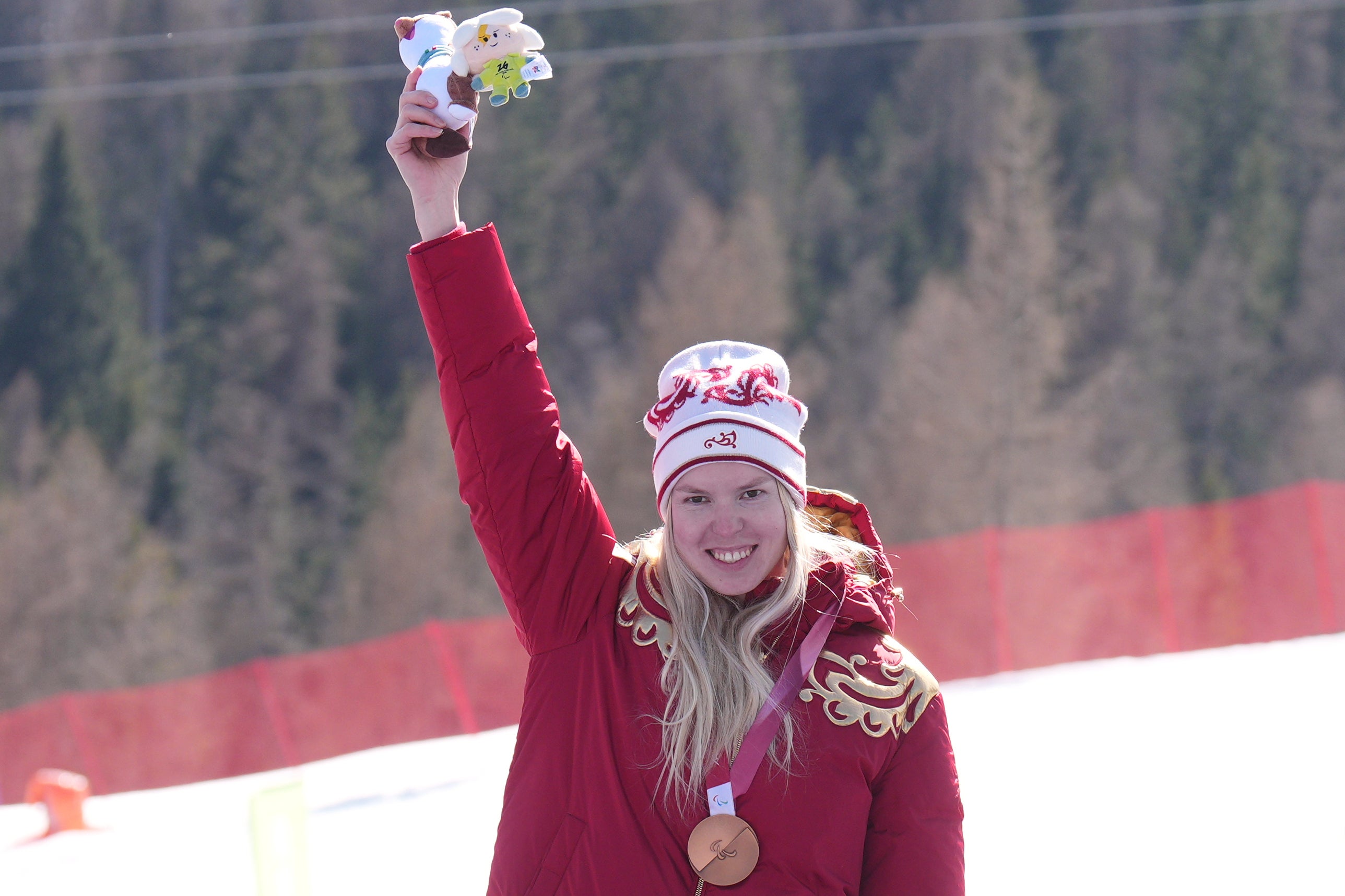 Varvara Voronchikhina waves her bronze medal