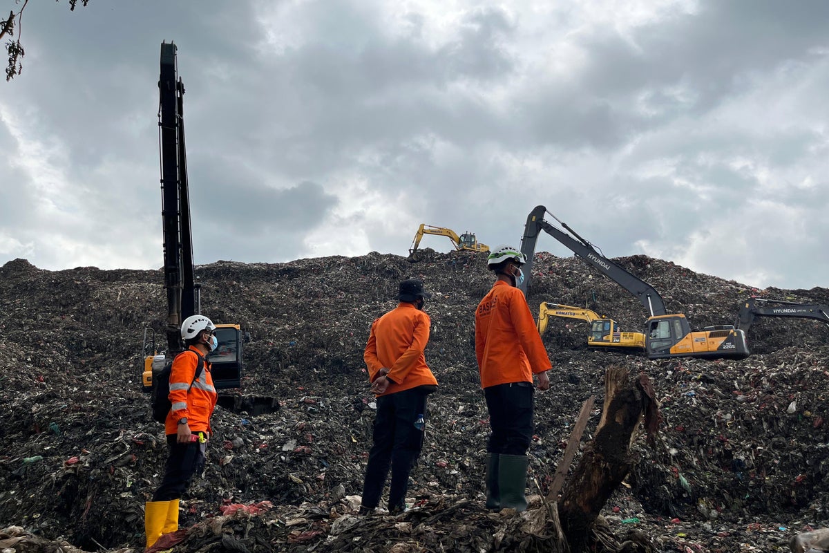 Waste mound collapse at Indonesias largest landfill kills at least 5 and leaves several missing Waste mound collapse at Indonesias largest landfill kills at least 5 and leaves several missing