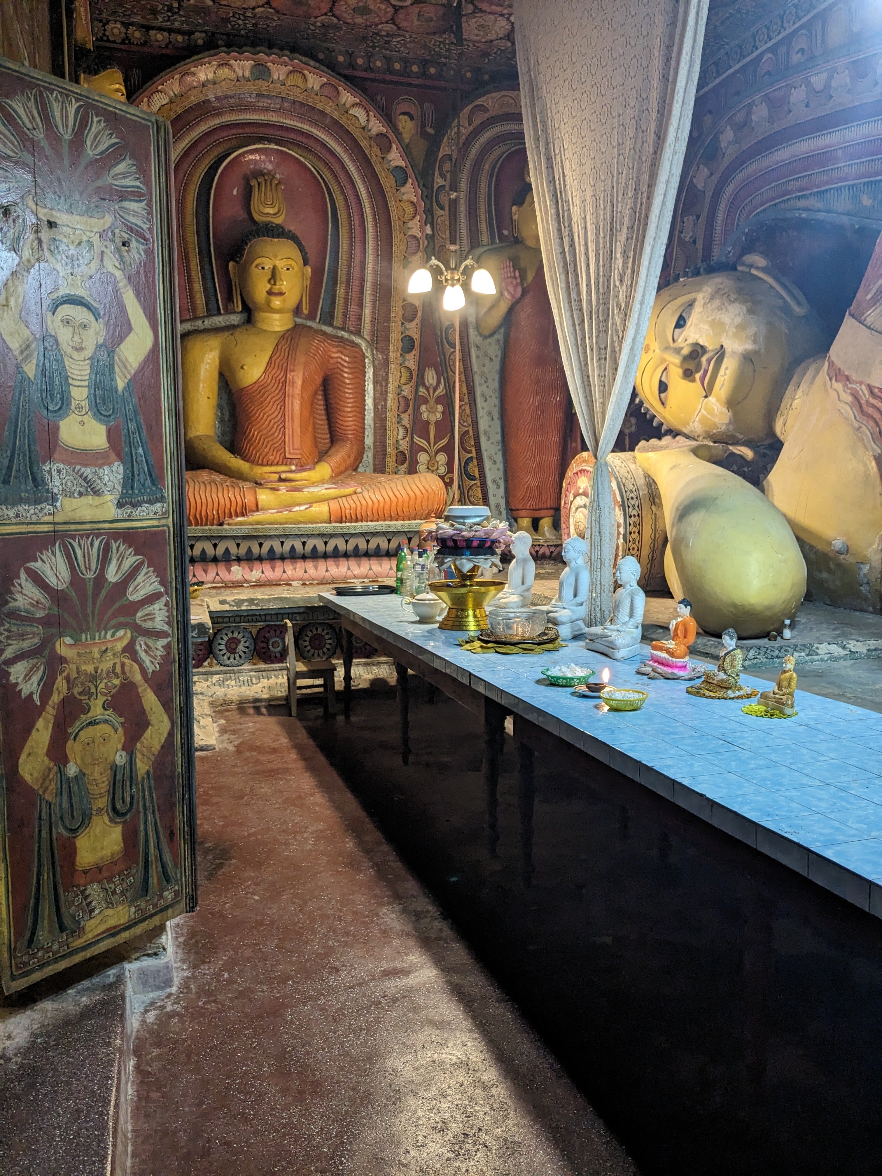 Samudratheera Maha Viharaya is a stunning example of a Buddhist temple in Sri Lanka