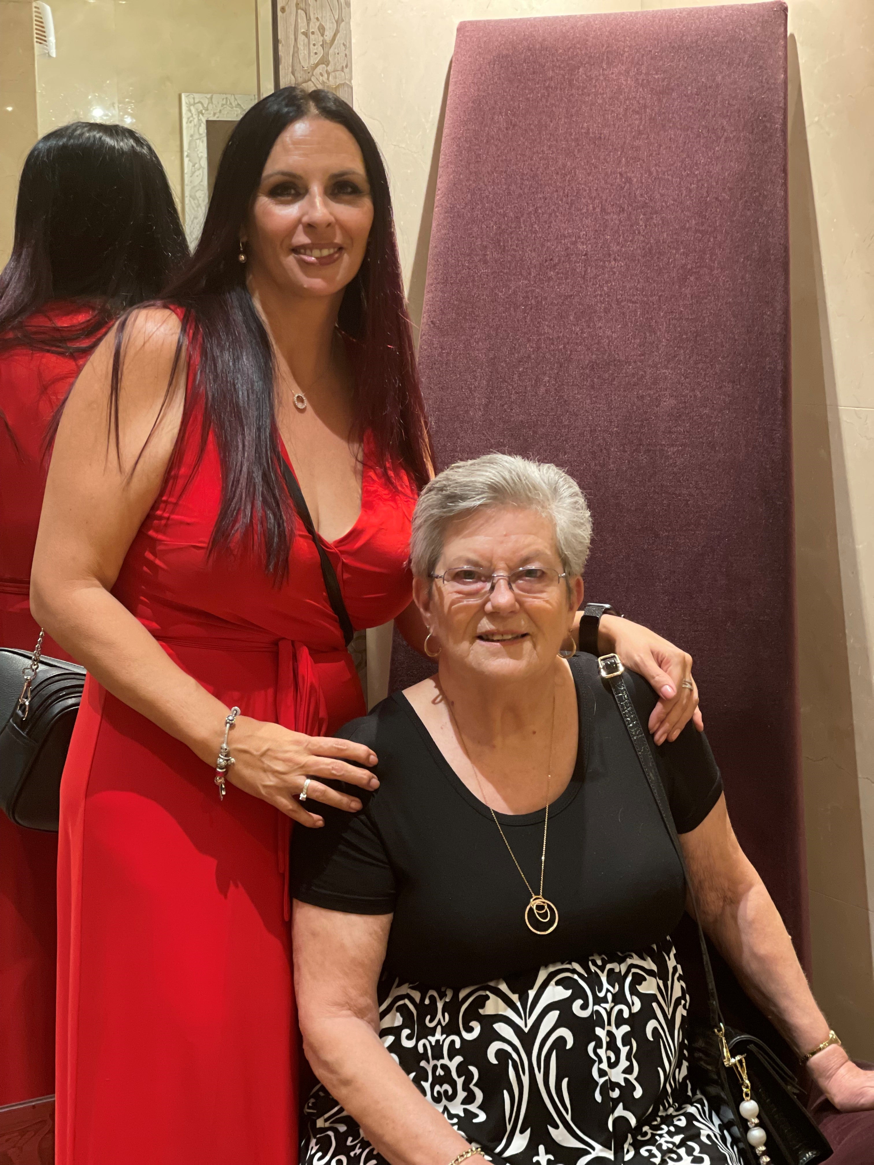 Natalie Samuda, 50 anni, con sua madre, Maureen Day, 78