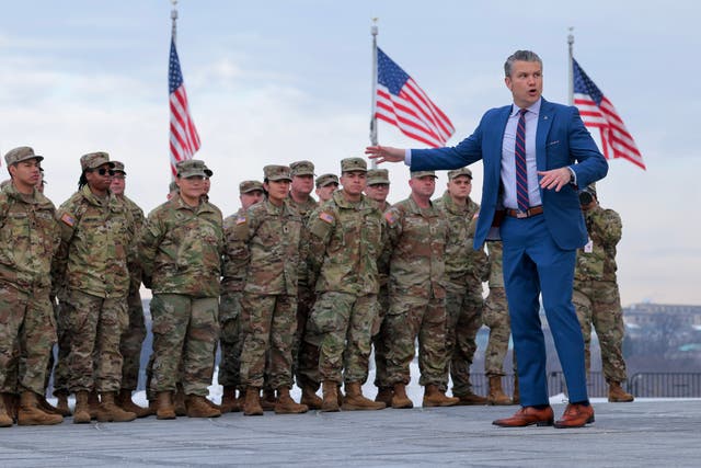 <p>El secretario de Defensa de EE. UU., Pete Hegseth, y otros funcionarios de la Administración Trump no han descartado la posibilidad de poner soldados sobre el terreno en Irán</p>