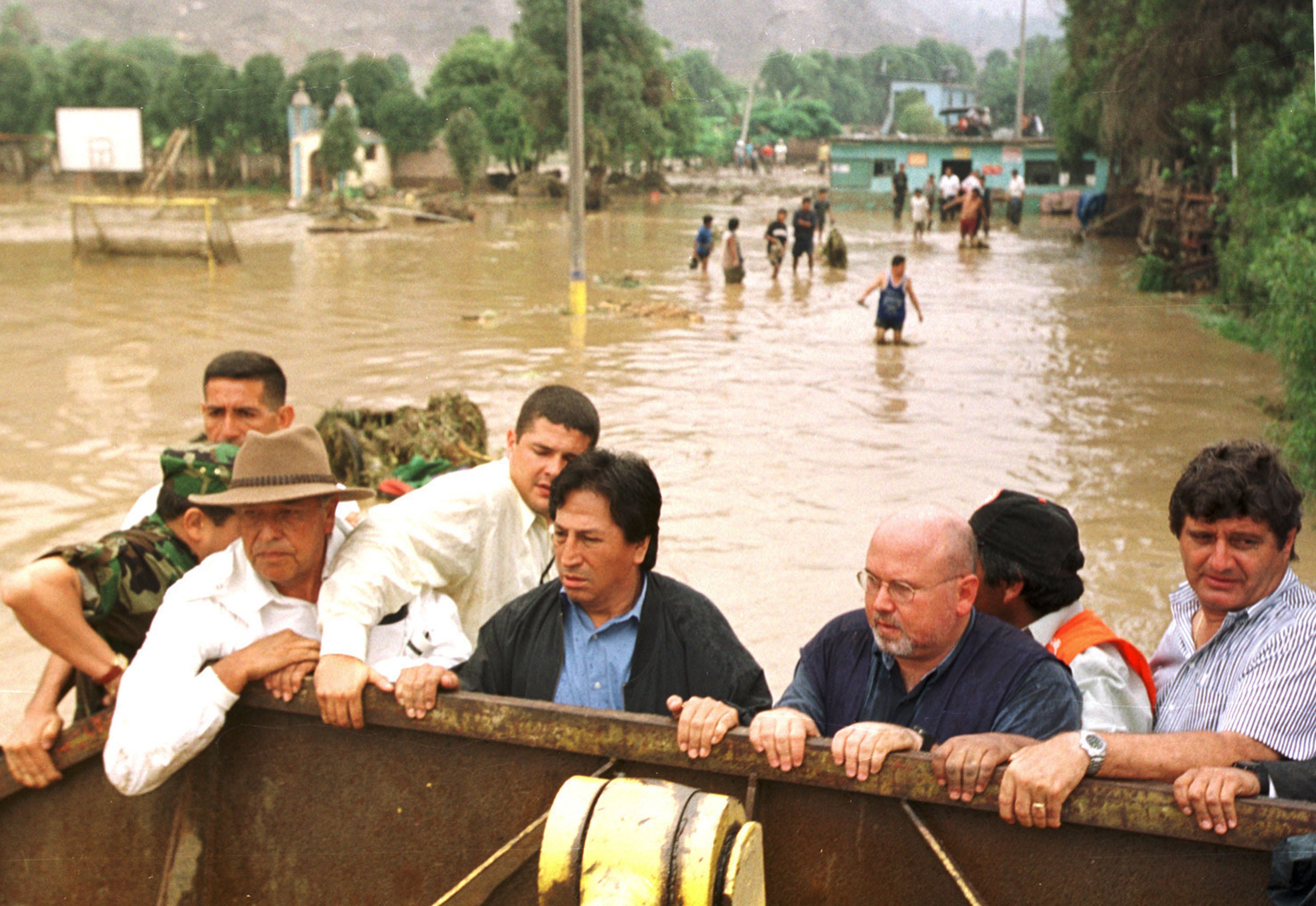 Peruvian President Alejandro Toledo (fourth from left) inspects flood damage in February 2002 amid heavy rains from the 2002/03 El Niño cycle