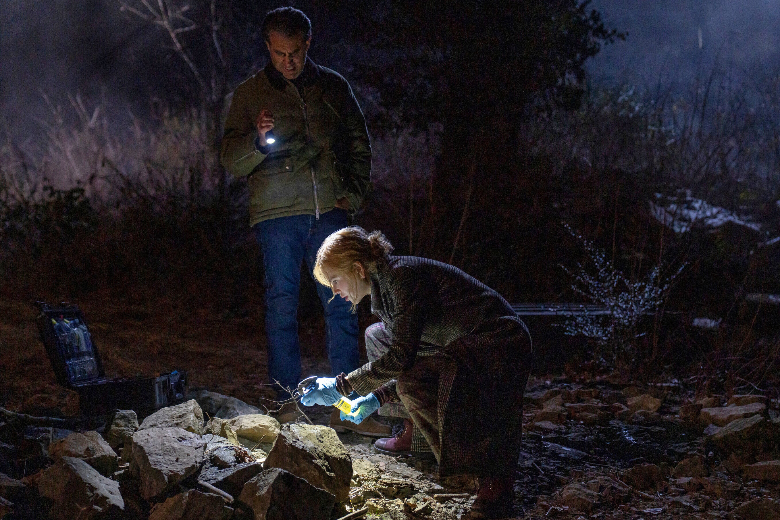 Bobby Cannavale, sullo sfondo, e Nicole Kidman in una scena di Scarpetta