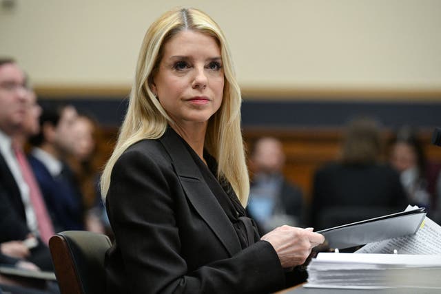 <p>La fiscal general Pam Bondi tuvo que trasladarse a una vivienda militar en el área de Washington, D.C., después de recibir amenazas de cárteles de la droga y de personas molestas por su manejo de la investigación sobre Jeffrey Epstein y la publicación de los archivos del caso, según un nuevo informe</p>