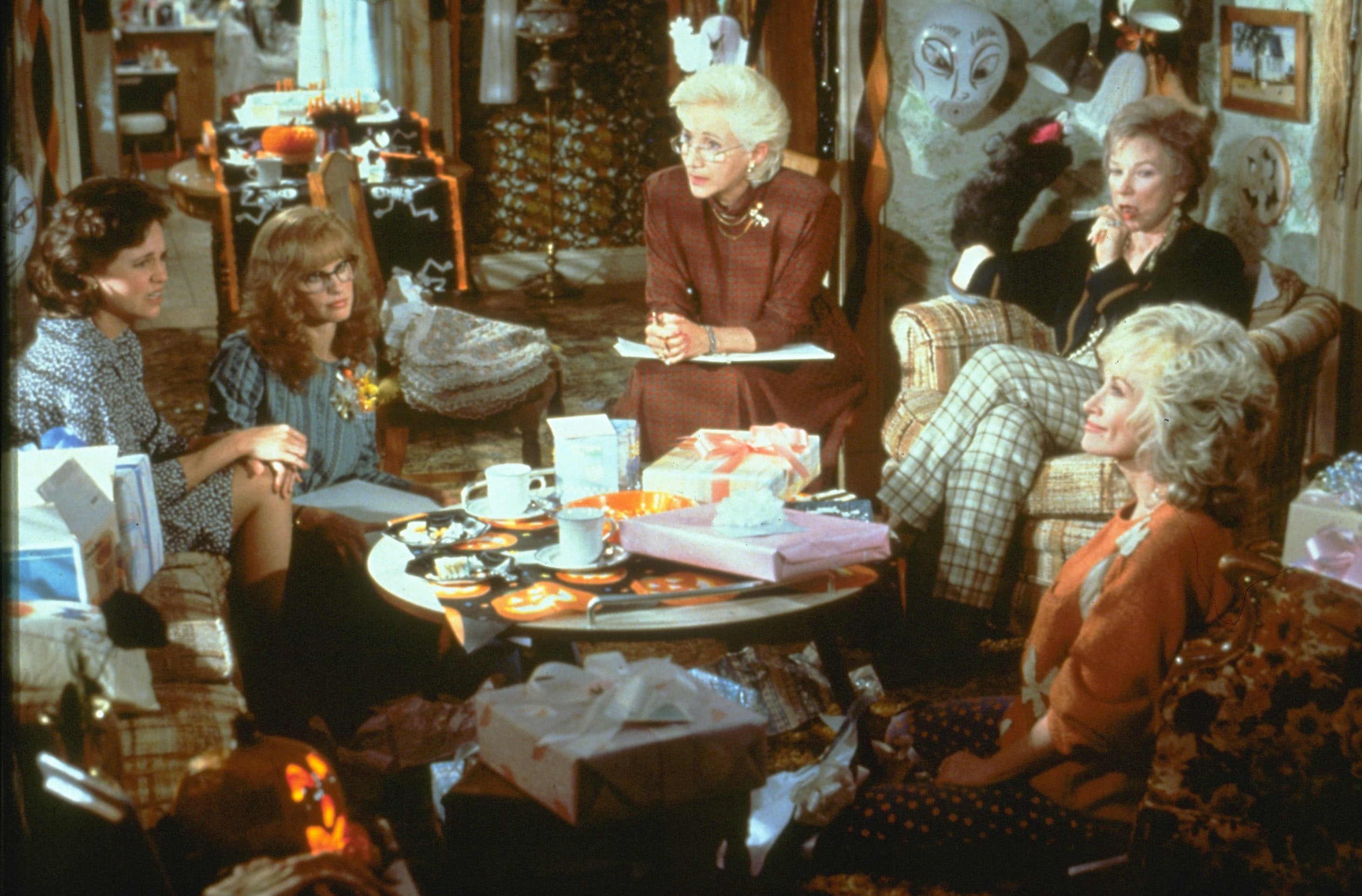 Parton (right) recalled director Herbert Ross ‘didn’t particularly like me’ and was harsh on Julia Roberts