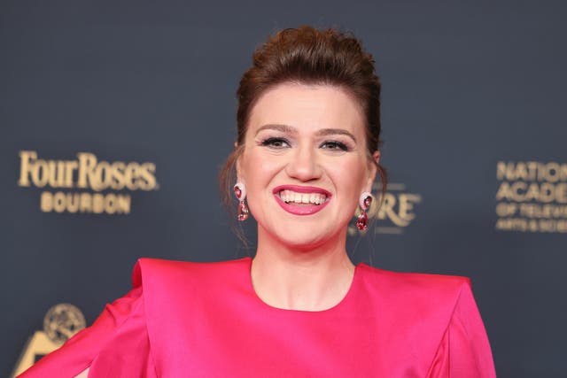 <p>Kelly Clarkson tenía solo 20 años cuando fue coronada ganadora inaugural de 'American Idol' en 2002</p>