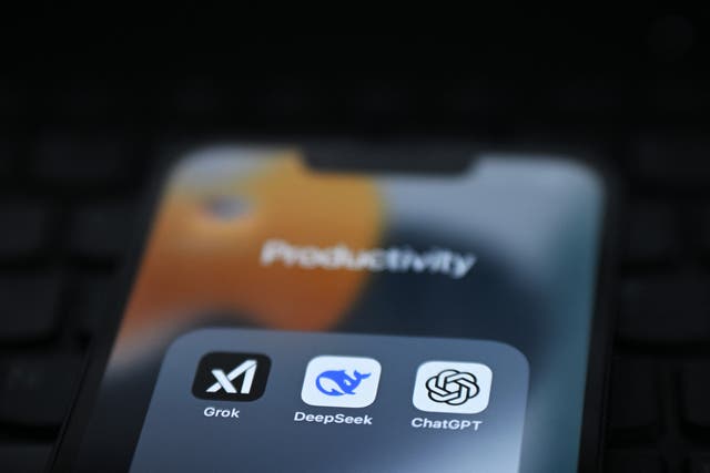 <p>Archivo Las aplicaciones de Grok, DeepSeek y ChatGPT aparecen en la pantalla de un teléfono </p>