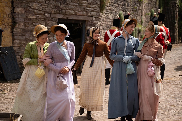 Non è facile essere la figlia di mezzo: Lydia e Kitty Bennet (a sinistra), Mary Bennet (al centro), Elizabeth e Jane Bennet (a destra)