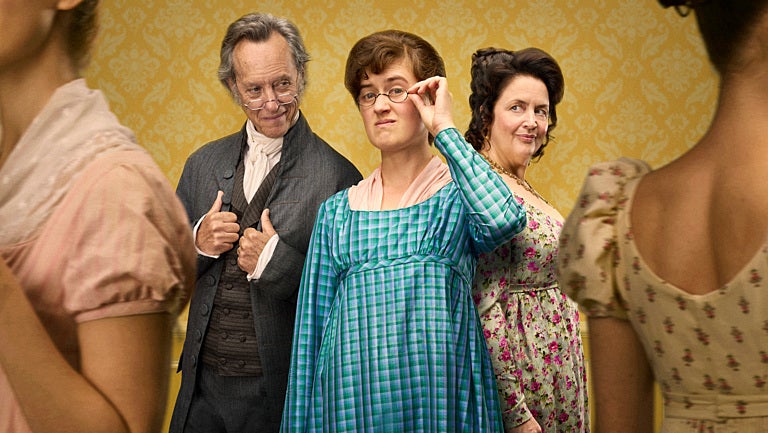 Mr Bennet (Richard E. Grant), Mary Bennet (Ella Bruccoleri) e Mrs Bennet (Ruth Jones) recitano in 