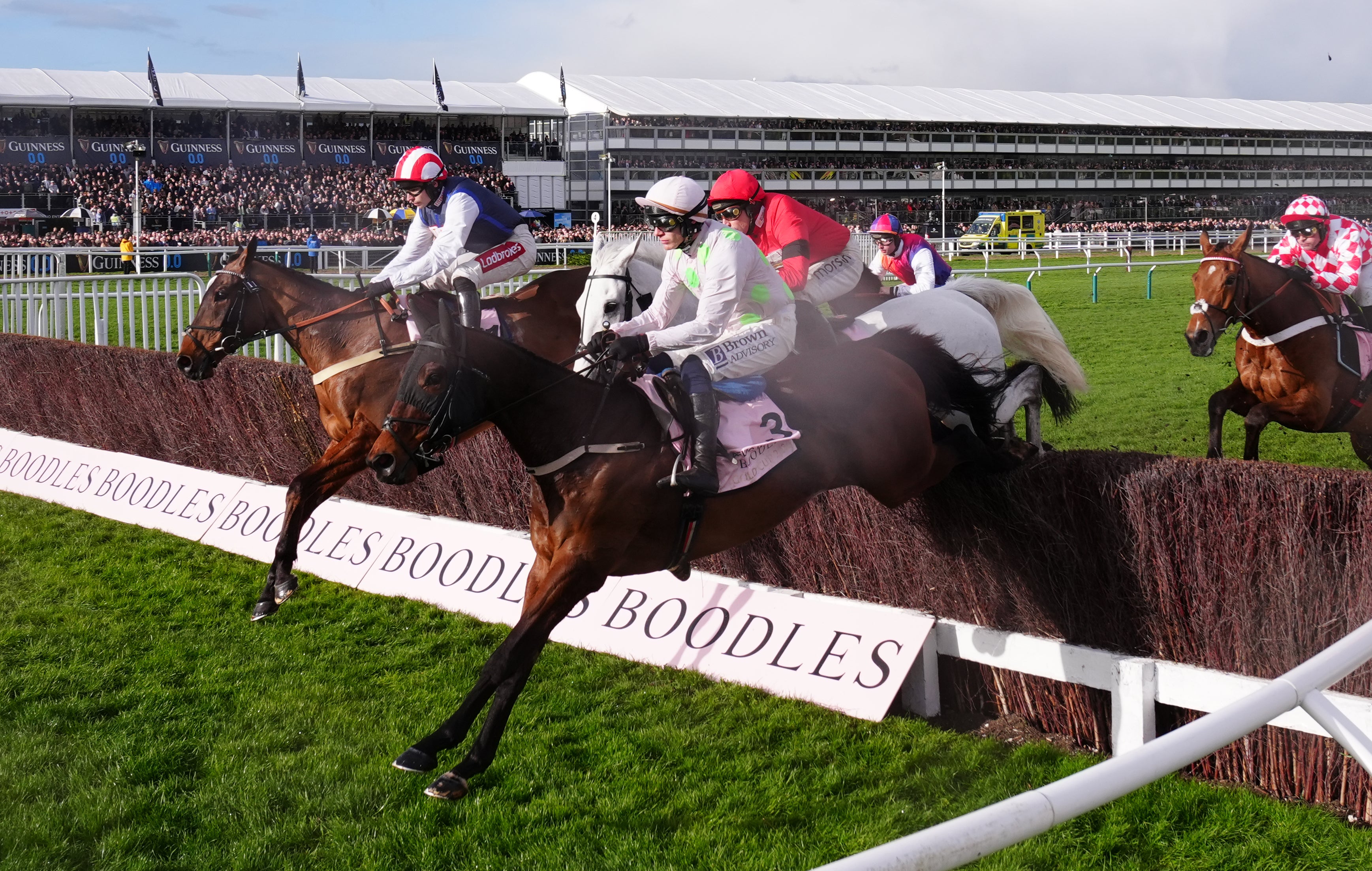 Harry Redknapp’s The Jukebox Man (red and white cap) was favoured but fell away over the closing stages
