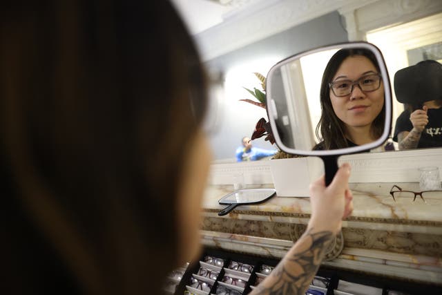 <p>Muchos adultos han experimentado “líneas flotantes” que afectan brevemente a su visión. Pero los expertos advierten que pueden ser un signo de un problema más serio</p>