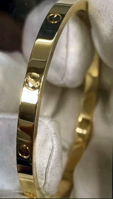 The £4,550 bracelet did not fit Ms Romain’s wrist