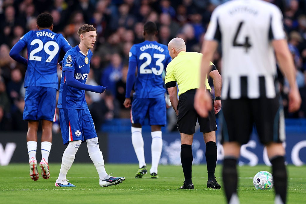 Pundits criticise bizarre Chelsea huddle as players surround referee: ‘A farce’