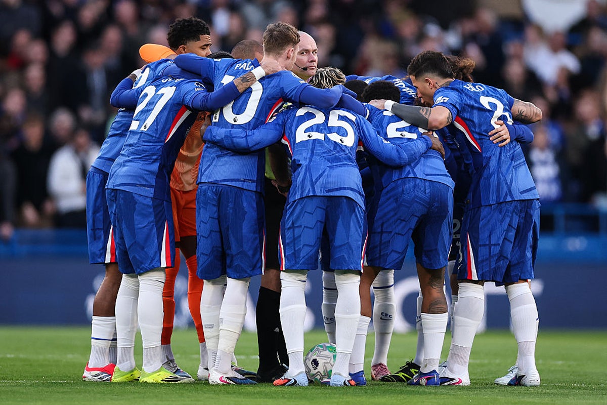 Pundits criticise bizarre Chelsea huddle as players surround referee: ‘A farce’
