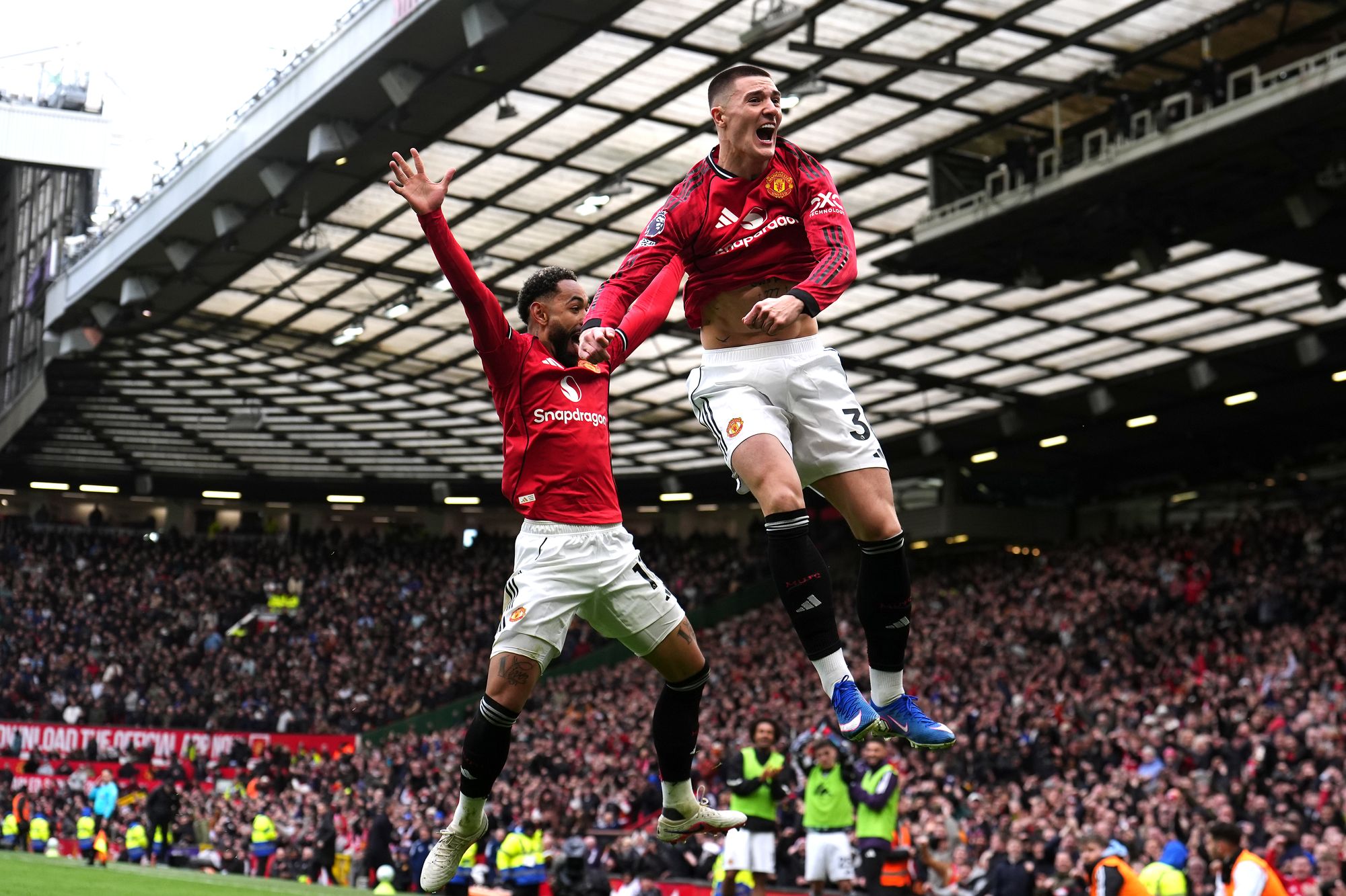 Manchester United vs Aston Villa LIVE: Premier League result and final score as record-breaking Bruno Fernandes inspires hosts to crucial win | The Independent
