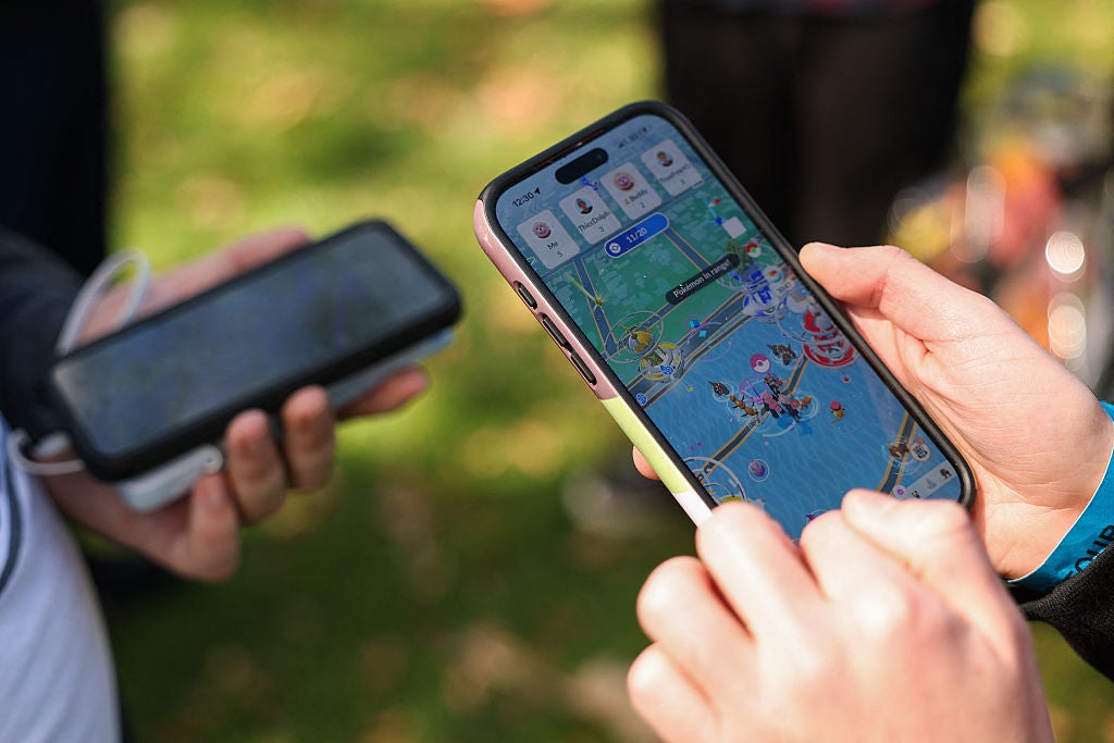 <p>Personas juegan a Pokémon GO en sus teléfonos móviles durante el evento presencial Pokémon GO Tour celebrado en Pasadena, California, el 20 de febrero de 2026</p>