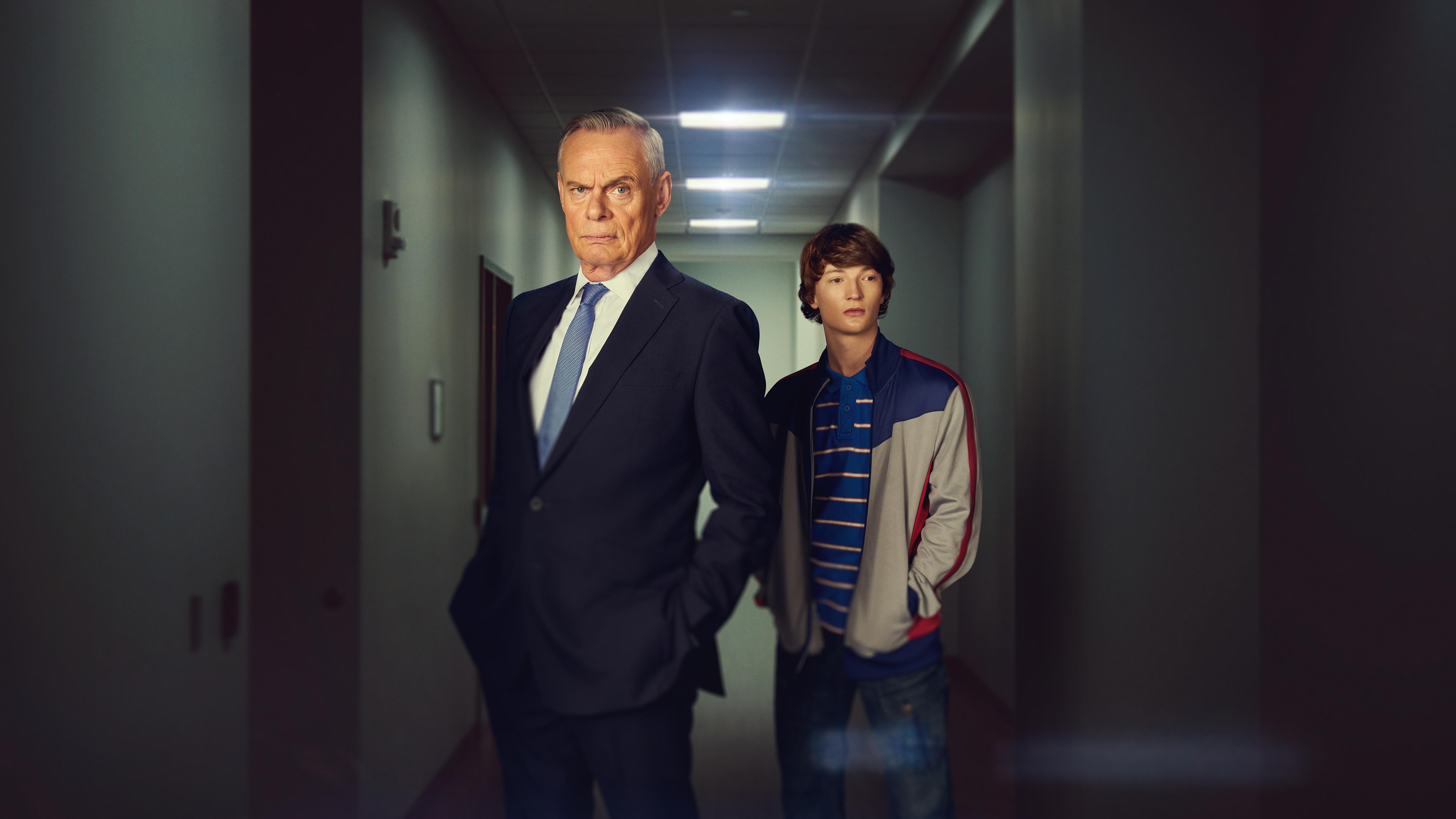 Martin Clunes nel ruolo di Huw Edwards e Osian Morgan nel ruolo di Ryan