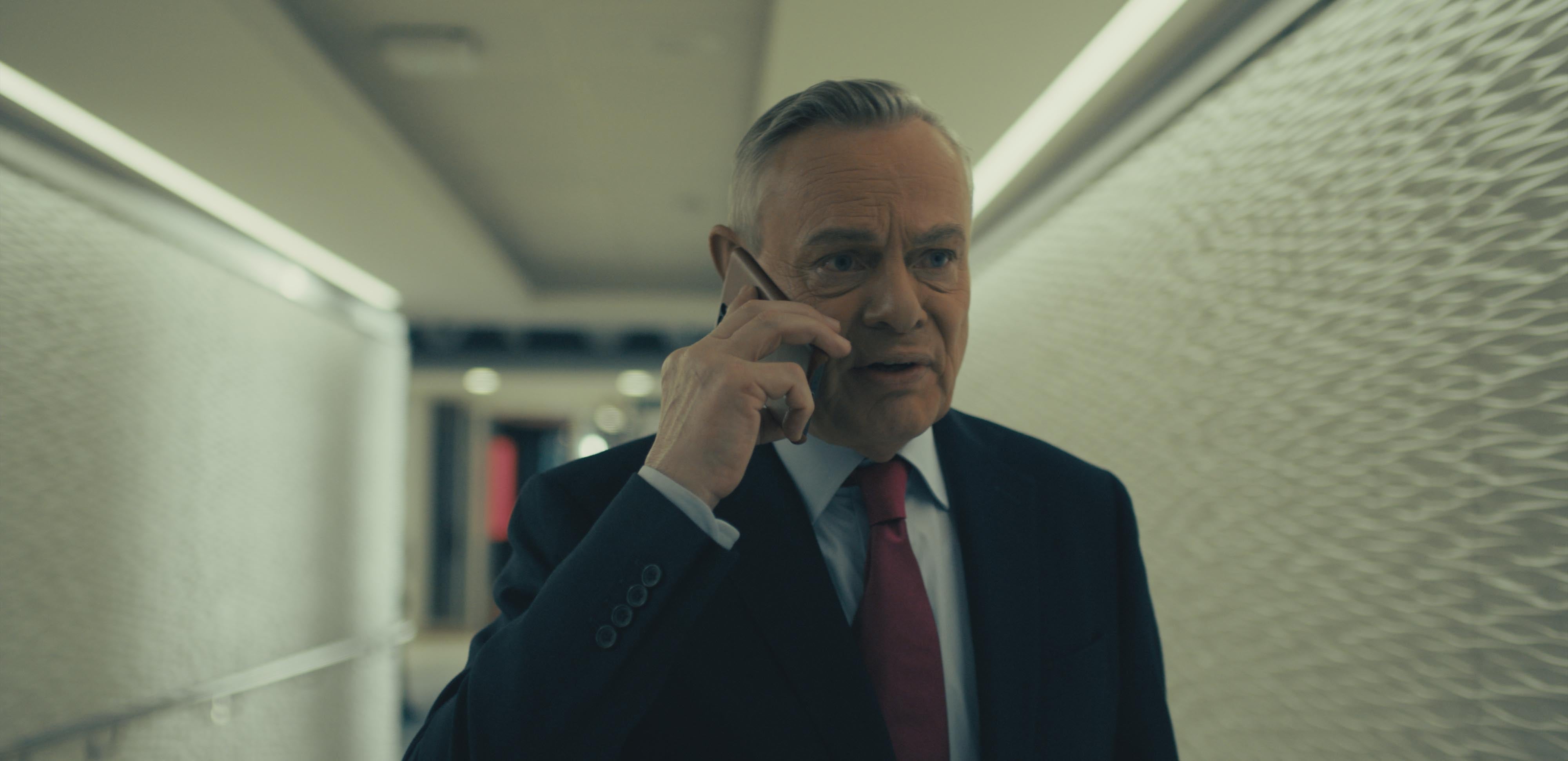 Martin Clunes nel ruolo di Huw Edwards