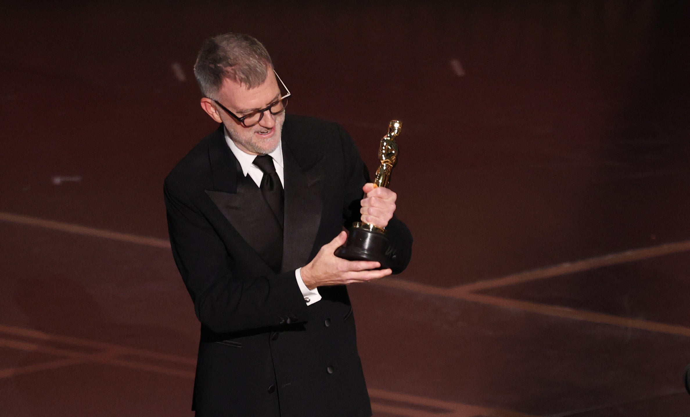 ‘One Battle’ director Paul Thomas Anderson with his trophy
